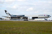 LATAM Airlines Brasil Boeing 777-32W(ER) (PT-MUA) at  Miami - International, United States