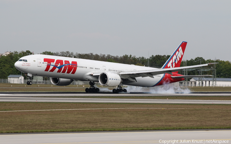 TAM Brazilian Airlines Boeing 777-32W(ER) (PT-MUC) | Photo 75504