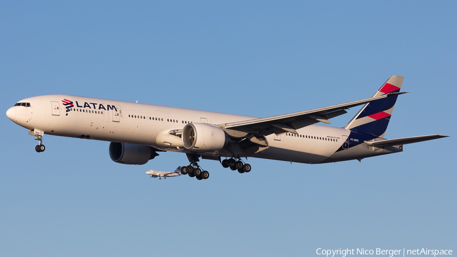 LATAM Airlines Brasil Boeing 777-32W(ER) (PT-MUD) | Photo 660056
