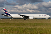 LATAM Airlines Brasil Boeing 777-32W(ER) (PT-MUD) at  Amsterdam - Schiphol, Netherlands