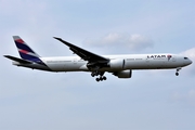 LATAM Airlines Brasil Boeing 777-32W(ER) (PT-MUD) at  Frankfurt am Main, Germany