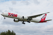 TAM Brazilian Airlines Boeing 777-32W(ER) (PT-MUD) at  London - Heathrow, United Kingdom