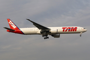 TAM Brazilian Airlines Boeing 777-32W(ER) (PT-MUD) at  London - Heathrow, United Kingdom