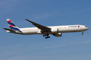 LATAM Airlines Brasil Boeing 777-32W(ER) (PT-MUE) at  Frankfurt am Main, Germany