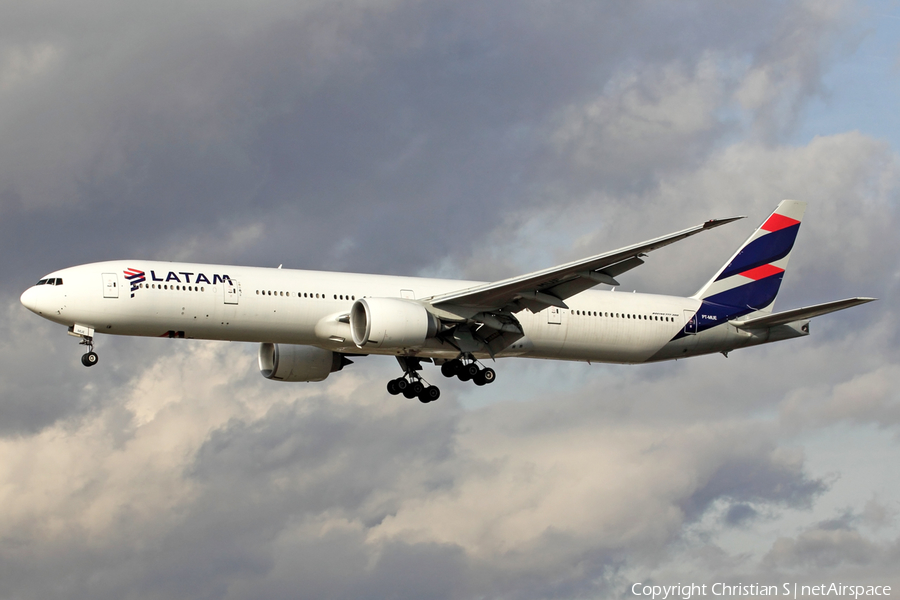 LATAM Airlines Brasil Boeing 777-32W(ER) (PT-MUE) | Photo 436161