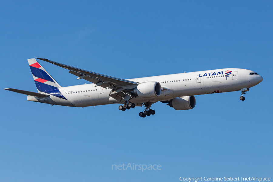 LATAM Airlines Brasil Boeing 777-32W(ER) (PT-MUE) | Photo 438069