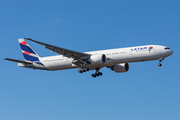 LATAM Airlines Brasil Boeing 777-32W(ER) (PT-MUE) at  Frankfurt am Main, Germany