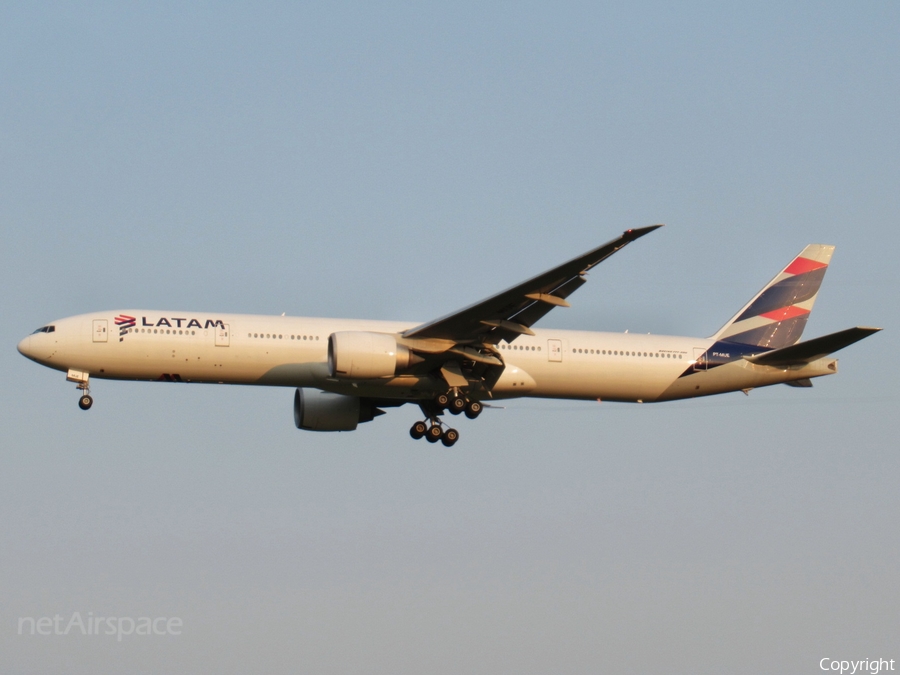 LATAM Airlines Brasil Boeing 777-32W(ER) (PT-MUE) | Photo 529857