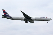 TAM Brazilian Airlines Boeing 777-32W(ER) (PT-MUE) at  Frankfurt am Main, Germany