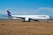 LATAM Airlines Brasil Boeing 777-32W(ER) (PT-MUG) at  Victorville - Southern California Logistics, United States