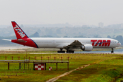 TAM Brazilian Airlines Boeing 777-32W(ER) (PT-MUG) at  Sao Paulo - Guarulhos - Andre Franco Montoro (Cumbica), Brazil