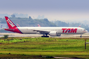TAM Brazilian Airlines Boeing 777-32W(ER) (PT-MUG) at  Sao Paulo - Guarulhos - Andre Franco Montoro (Cumbica), Brazil