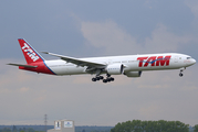 TAM Brazilian Airlines Boeing 777-32W(ER) (PT-MUG) at  London - Heathrow, United Kingdom