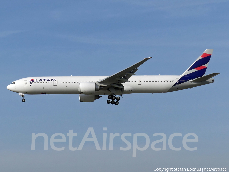 LATAM Airlines Brasil Boeing 777-32W(ER) (PT-MUH) | Photo 432122