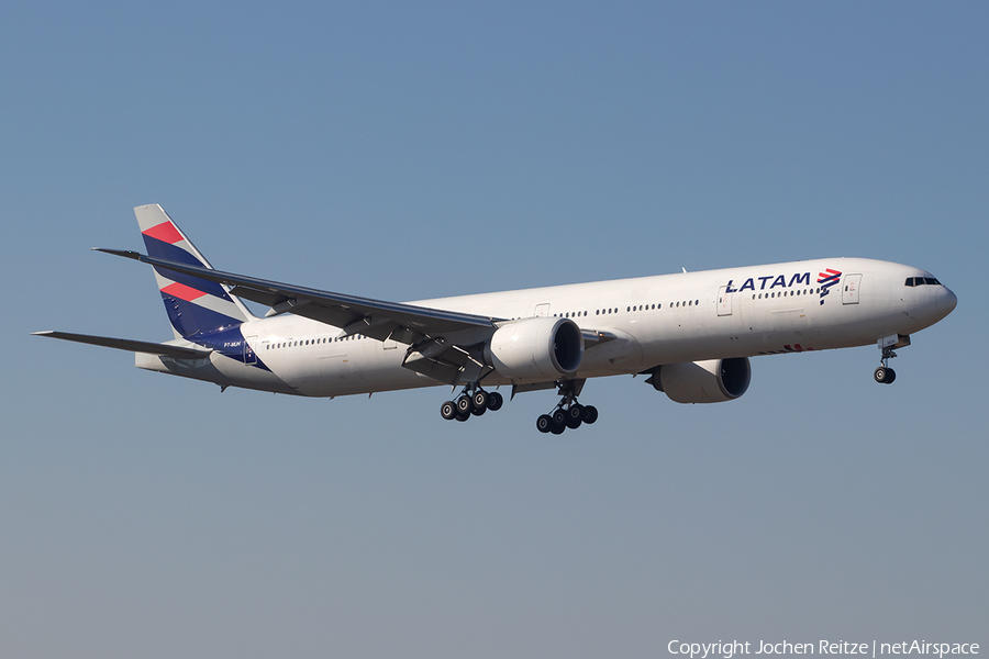 LATAM Airlines Brasil Boeing 777-32W(ER) (PT-MUH) | Photo 436461