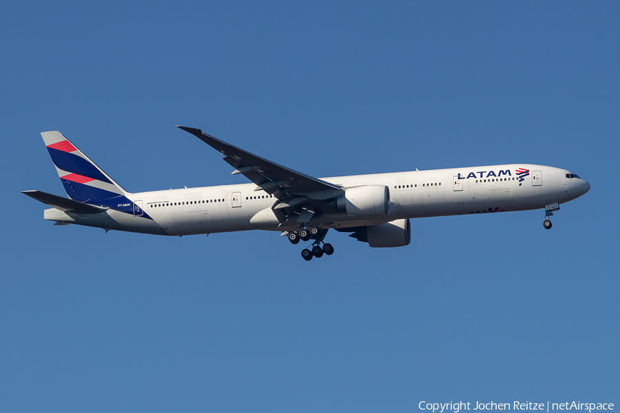 LATAM Airlines Brasil Boeing 777-32W(ER) (PT-MUH) | Photo 447189