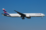 LATAM Airlines Brasil Boeing 777-32W(ER) (PT-MUI) at  London - Heathrow, United Kingdom
