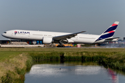 LATAM Airlines Brasil Boeing 777-32W(ER) (PT-MUI) at  Amsterdam - Schiphol, Netherlands
