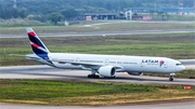 LATAM Airlines Brasil Boeing 777-32W(ER) (PT-MUI) at  Sao Paulo - Guarulhos - Andre Franco Montoro (Cumbica), Brazil