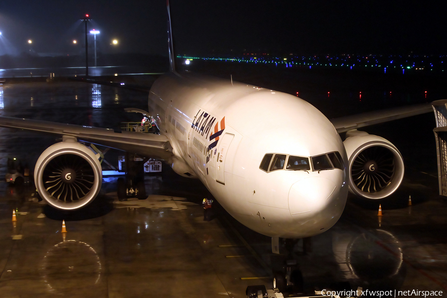 LATAM Airlines Brasil Boeing 777-32W(ER) (PT-MUI) | Photo 435278