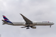 LATAM Airlines Brasil Boeing 777-32W(ER) (PT-MUI) at  Sao Paulo - Guarulhos - Andre Franco Montoro (Cumbica), Brazil