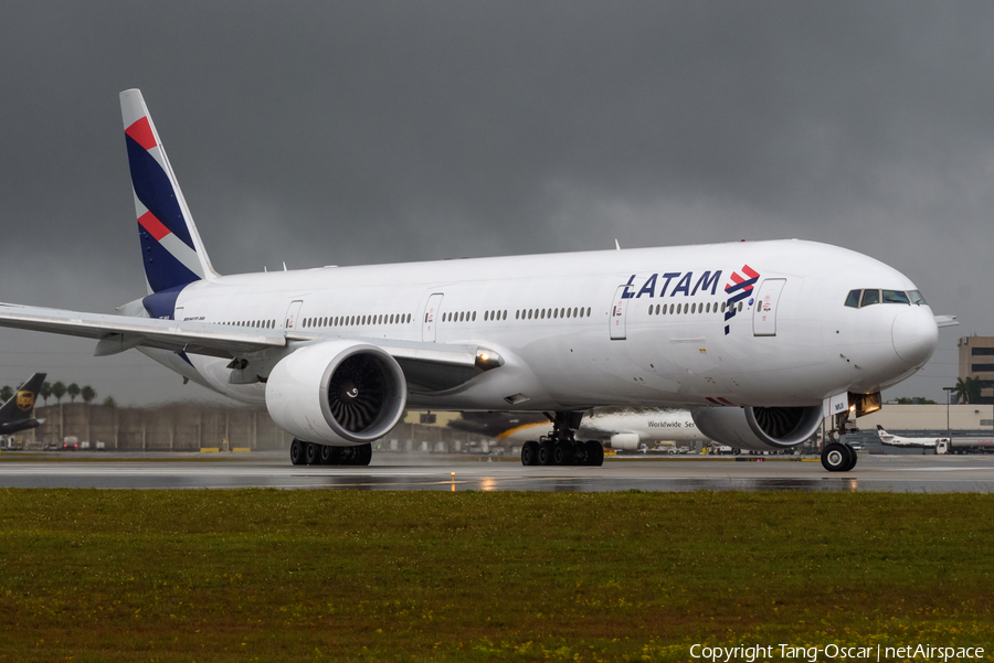 LATAM Airlines Brasil Boeing 777-32W(ER) (PT-MUI) | Photo 424391