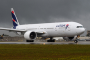 LATAM Airlines Brasil Boeing 777-32W(ER) (PT-MUI) at  Miami - International, United States