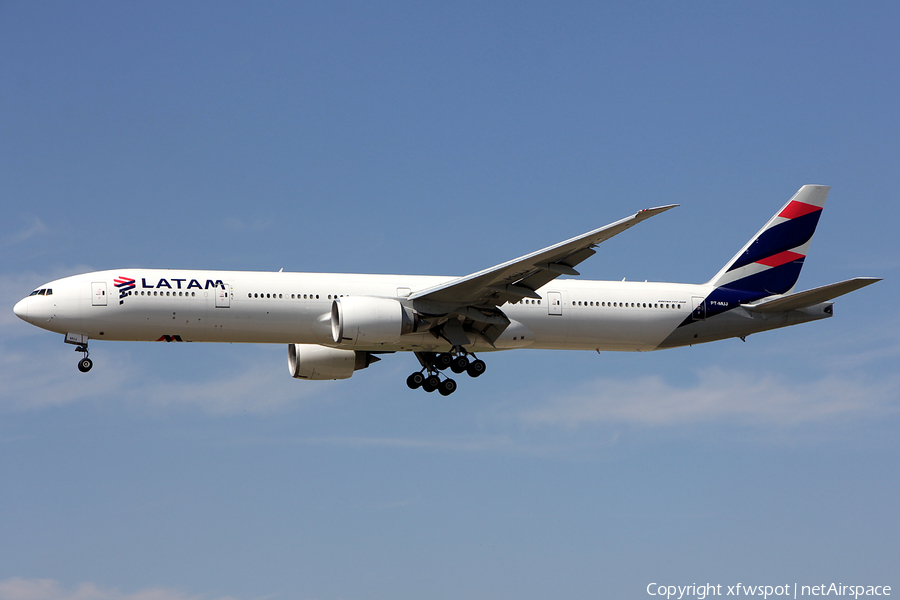 LATAM Airlines Brasil Boeing 777-32W(ER) (PT-MUJ) | Photo 445506