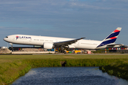 LATAM Airlines Brasil Boeing 777-32W(ER) (PT-MUJ) at  Amsterdam - Schiphol, Netherlands