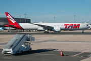 TAM Brazilian Airlines Boeing 777-32W(ER) (PT-MUJ) at  Paris - Charles de Gaulle (Roissy), France