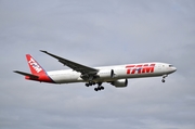 TAM Brazilian Airlines Boeing 777-32W(ER) (PT-MUJ) at  London - Heathrow, United Kingdom