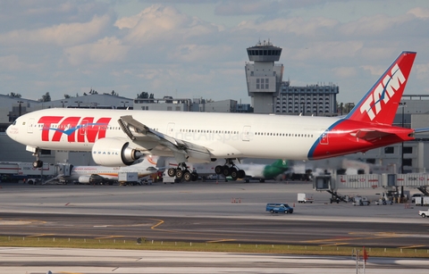 TAM Brazilian Airlines Boeing 777-32W(ER) (PT-MUJ) at  Miami - International, United States