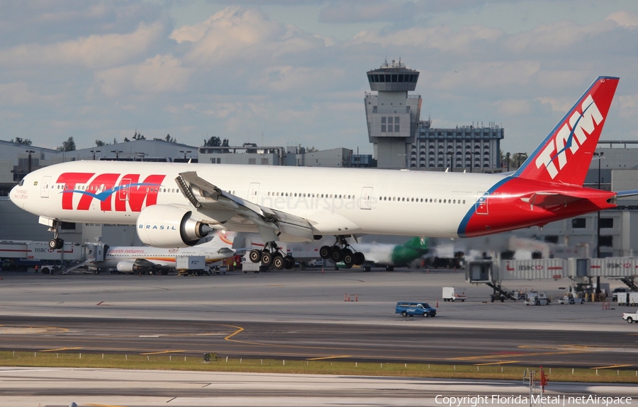 TAM Brazilian Airlines Boeing 777-32W(ER) (PT-MUJ) | Photo 295705