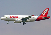 TAM Brazilian Airlines Airbus A319-132 (PT-MZE) at  Sao Paulo - Guarulhos - Andre Franco Montoro (Cumbica), Brazil