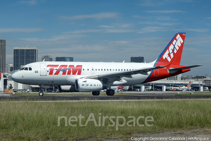 TAM Brazilian Airlines Airbus A319-132 (PT-TMH) | Photo 393094