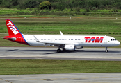 TAM Brazilian Airlines Airbus A321-211 (PT-XPE) at  Sao Paulo - Guarulhos - Andre Franco Montoro (Cumbica), Brazil