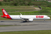TAM Brazilian Airlines Airbus A321-211 (PT-XPH) at  Sao Paulo - Guarulhos - Andre Franco Montoro (Cumbica), Brazil
