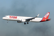 TAM Brazilian Airlines Airbus A321-211 (PT-XPI) at  Rio De Janeiro - Galeao - Antonio Carlos Jobim International, Brazil
