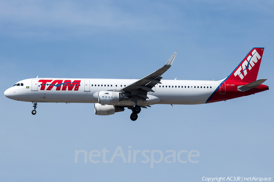 TAM Brazilian Airlines Airbus A321-211 (PT-XPI) | Photo 338265