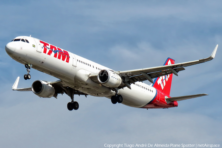 TAM Brazilian Airlines Airbus A321-211 (PT-XPJ) | Photo 537658