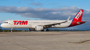 TAM Brazilian Airlines Airbus A321-211 (PT-XPN) at  Curitiba - Afonso Pena International, Brazil