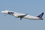 LOT Polish Airlines Embraer ERJ-195AR (ERJ-190-200 IGW) (SP-LNN) at  Warsaw - Frederic Chopin International, Poland