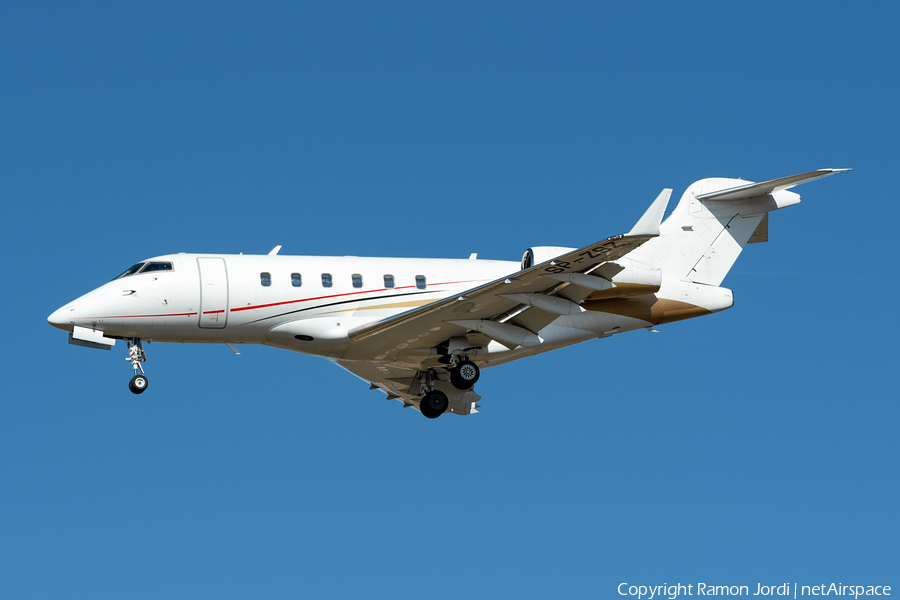 Jet Service Poland Bombardier BD-100-1A10 Challenger 300 (SP-ZSZ) | Photo 499367