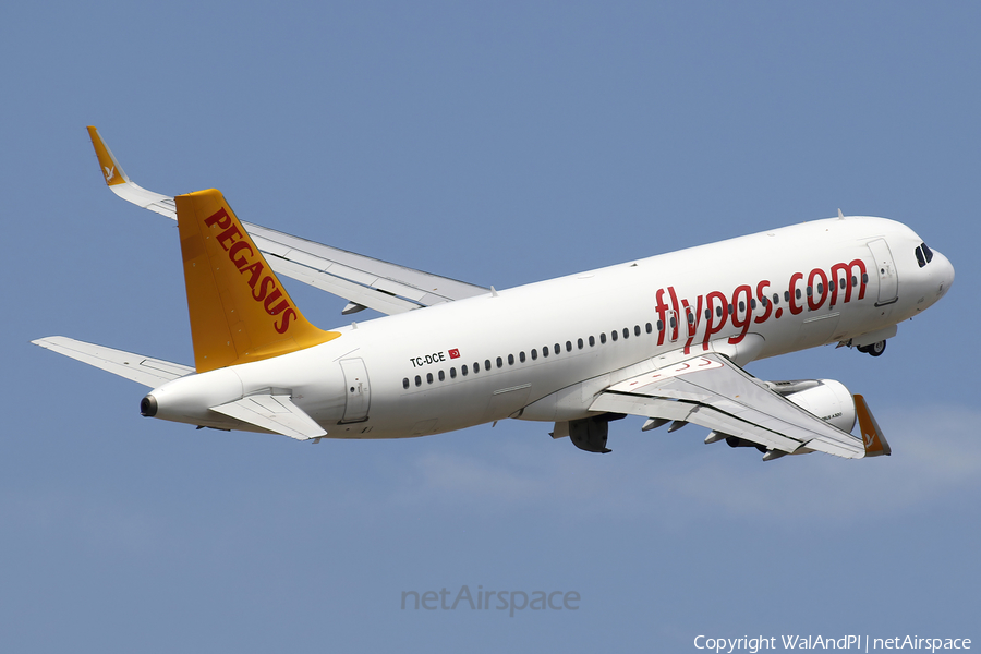 Pegasus Airlines Airbus A320-214 (TC-DCE) | Photo 522383