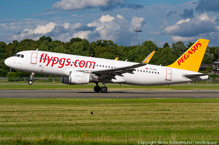 Pegasus Airlines Airbus A320-216 (TC-DCI) | Photo 580130