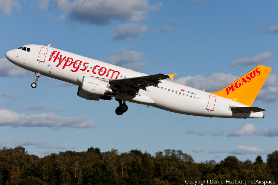 Pegasus Airlines Airbus A320-214 (TC-DCJ) | Photo 451641