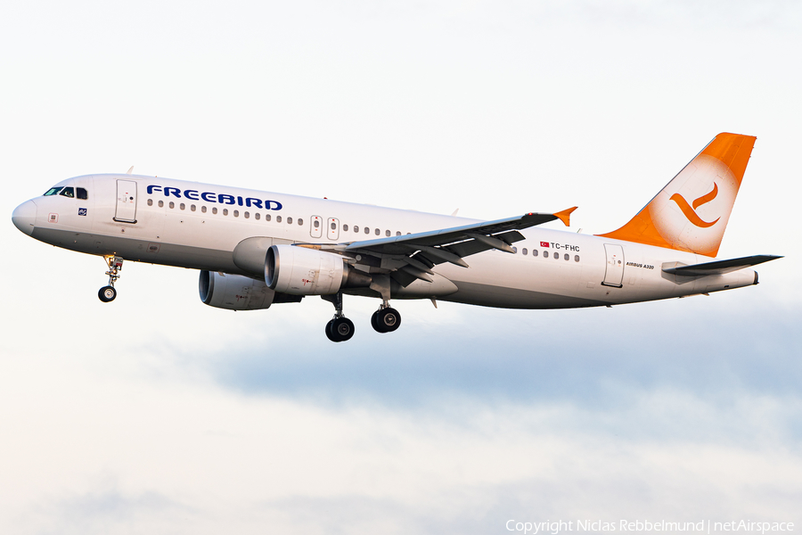 Freebird Airlines Airbus A320-214 (TC-FHC) | Photo 351728
