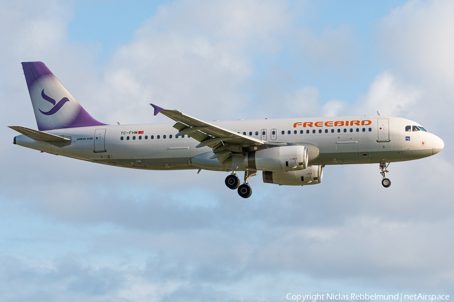 Freebird Airlines Airbus A320-232 (TC-FHM) | Photo 351461