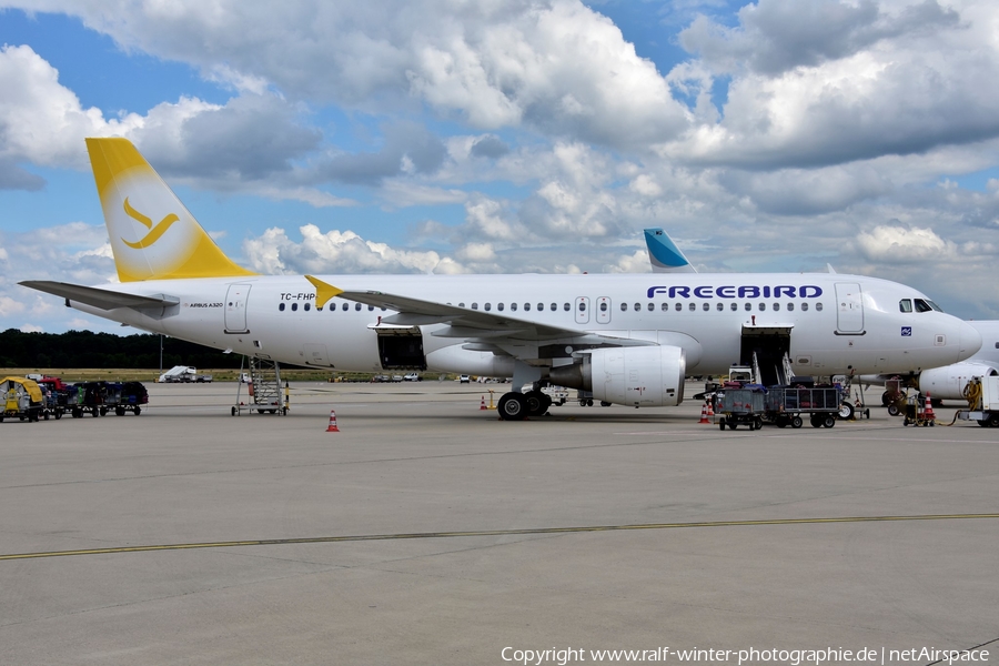 Freebird Airlines Airbus A320-214 (TC-FHP) | Photo 579222
