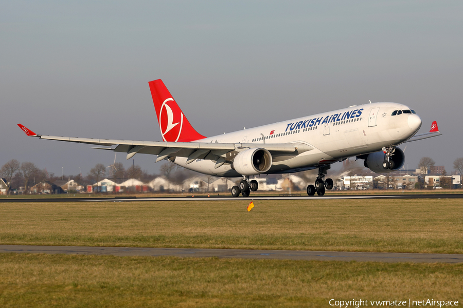 Turkish Airlines Airbus A330-223 (TC-JIS) | Photo 300498